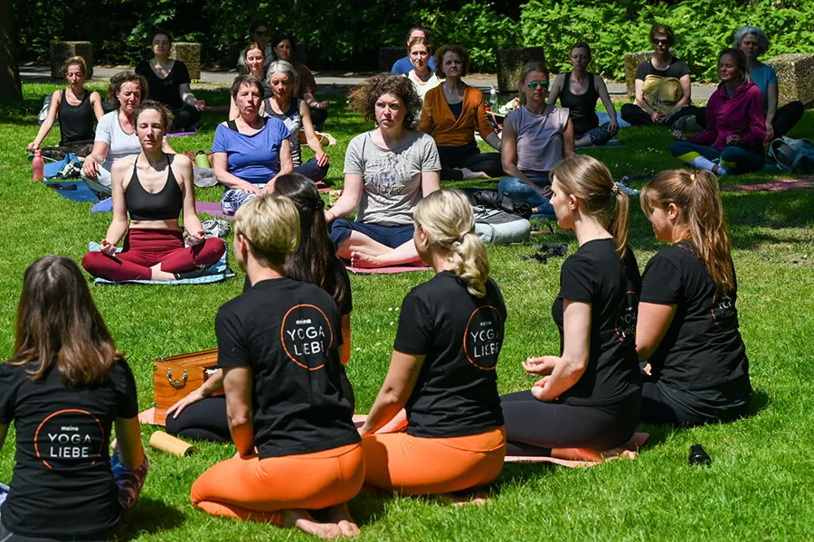 Yogastunde auf der Wiese am Ruhrfestspielhaus